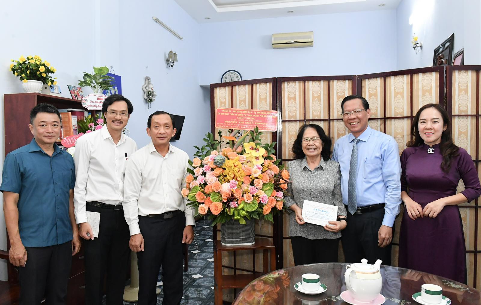 Đồng chí Phan Văn Mãi cùng đoàn thăm, tặng quà GS-TS-BS - Thầy thuốc Nhân dân Nguyễn Thị Ngọc Phượng (Ảnh: Việt Dũng).
